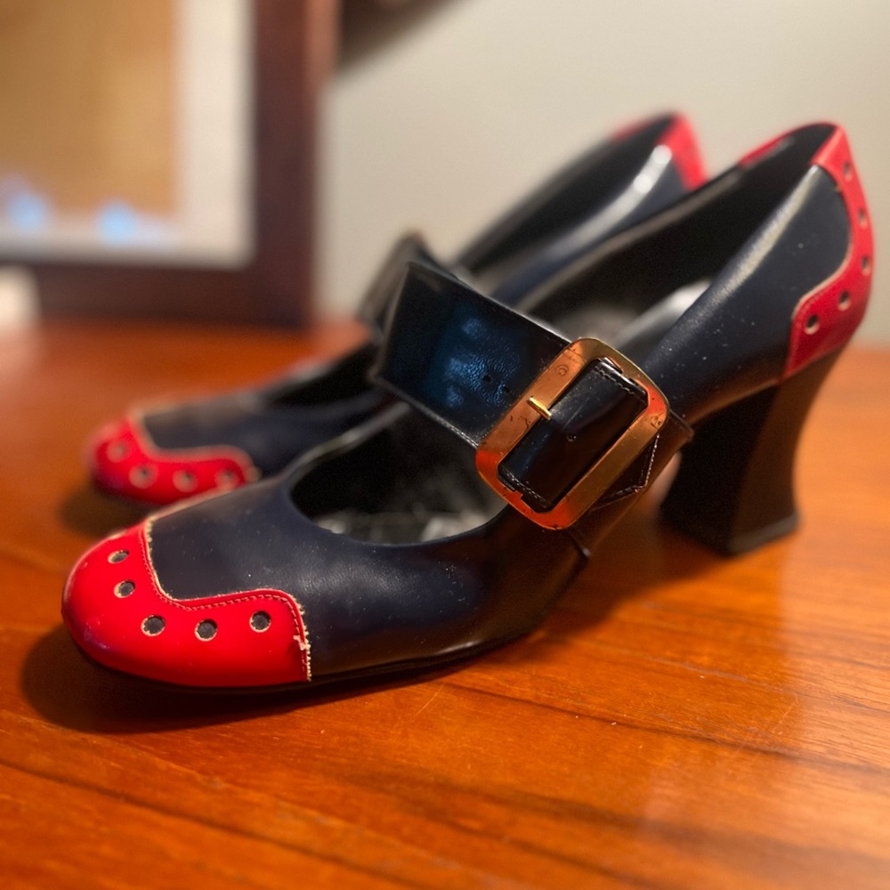 VINTAGE MOD 1960’s - Mary Jane heels, navy & red, large gold metal buckle- 7